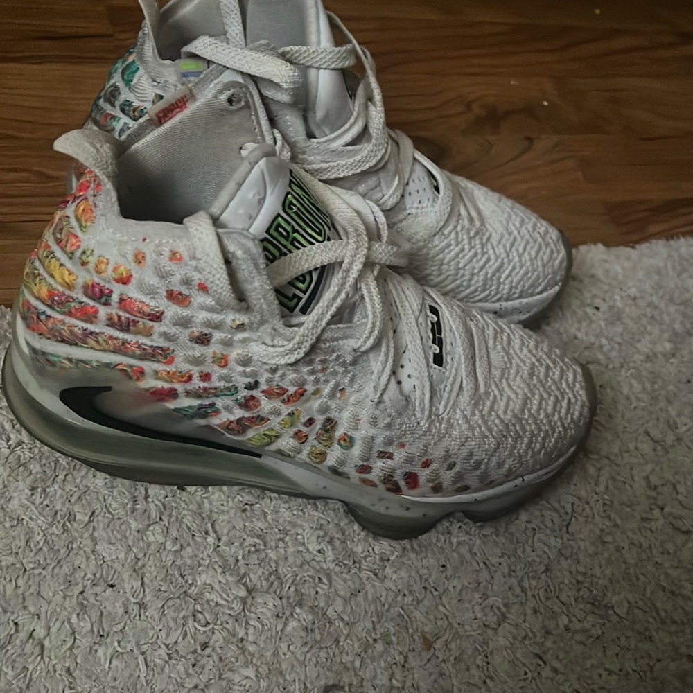 Lebron air 17 size 4 youth